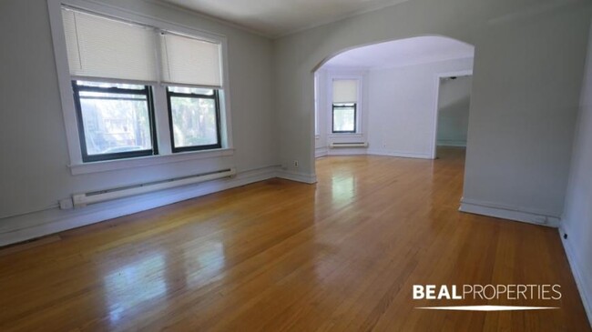 Building Photo - 2 bedroom in CHICAGO IL 60657