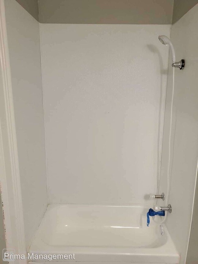 Building Photo - 2200 E 5th St