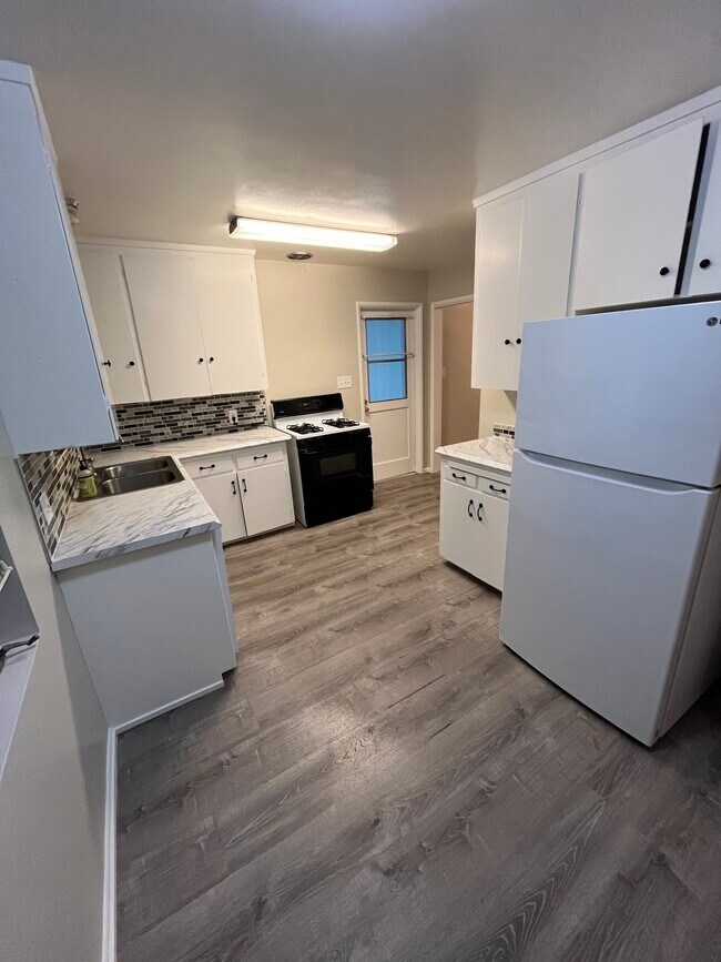 Kitchen - 2216 W Mulberry Dr