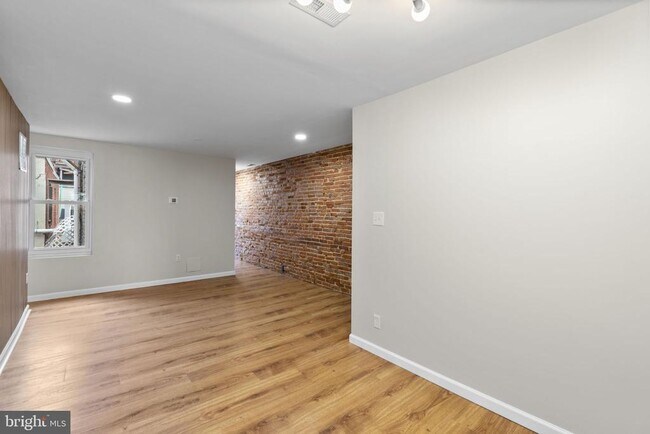 Building Photo - 1305 Light St