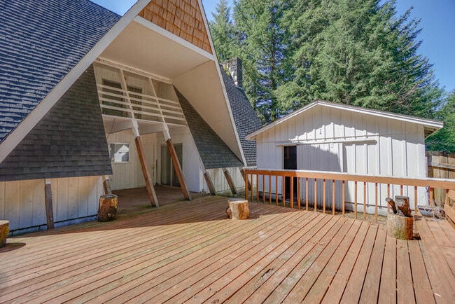 Building Photo - COUNTRY LIVING IN WASHOUGAL