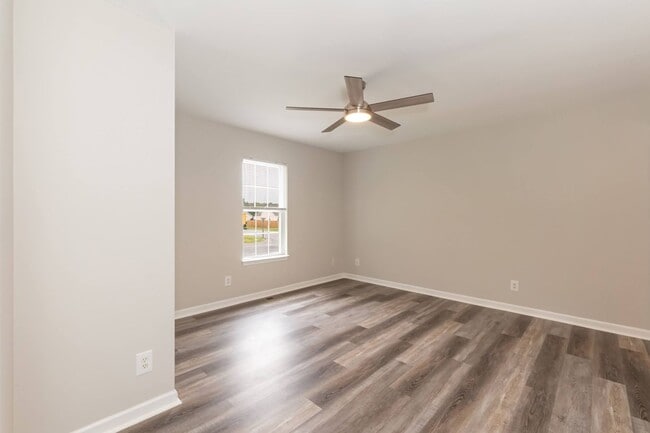 Building Photo - Charming 3 Bed/2 Bath Minutes Away From El...