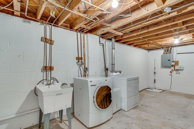 Building Photo - Charming 3+ BR single family home available now