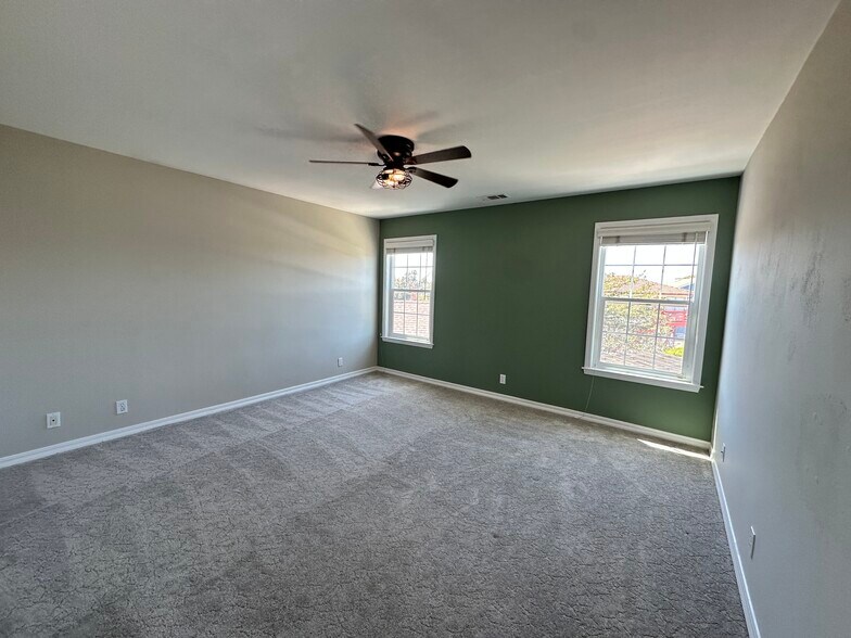 Building Photo - 604 Village Ct