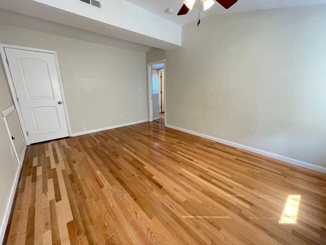 Building Photo - Large, updated 5 BR 2.5 BA in Carrboro, cl...