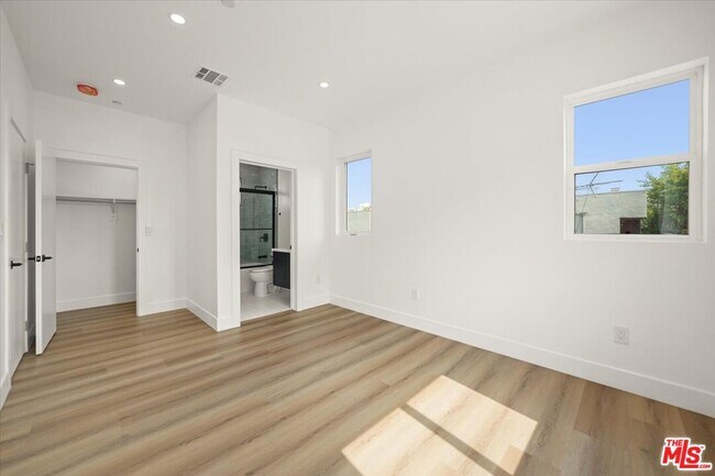 Building Photo - 914 N Hudson Ave
