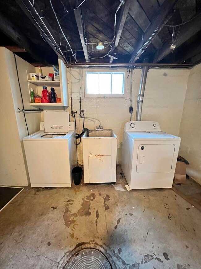 Building Photo - 420 W Arrowhead Rd