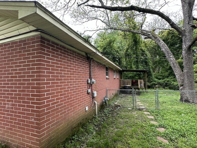 Building Photo - 170 E 10th St