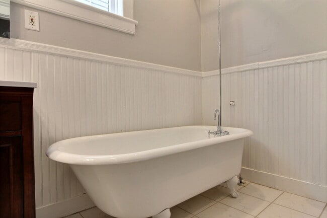 Main Bath - 711 Barnard St