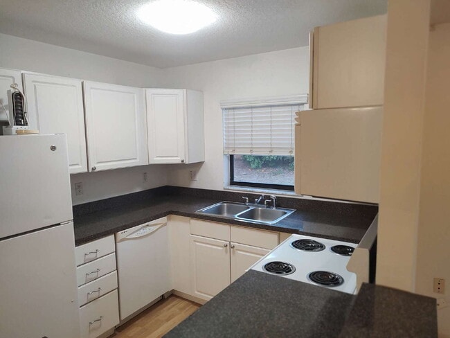 Building Photo - 2 bedroom home For rent