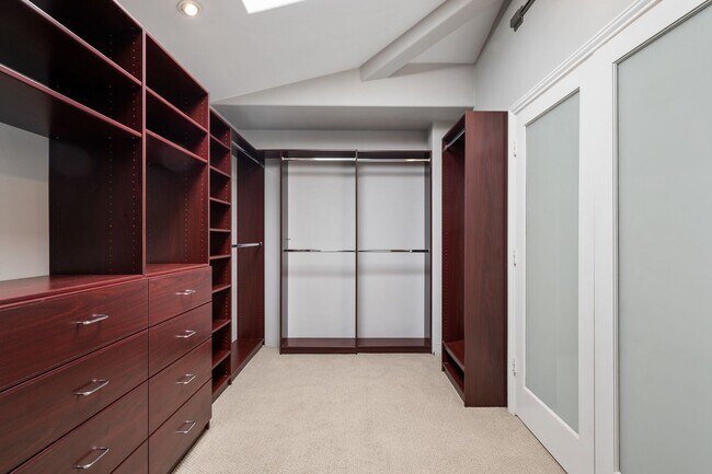 Building Photo - Spacious detached townhome available in So...