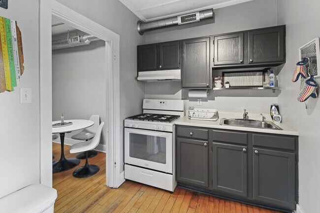 Building Photo - 415 1/2 N Neil St
