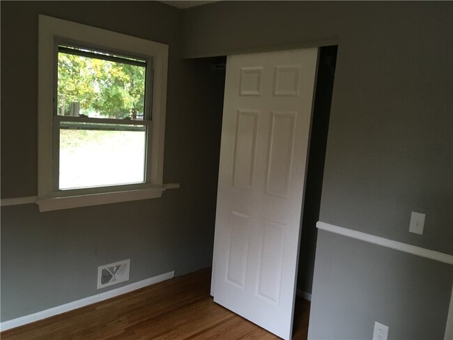 Building Photo - 4 Peachtree Ln