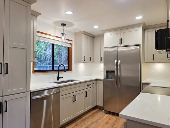 Building Photo - 8532 NE Russell St