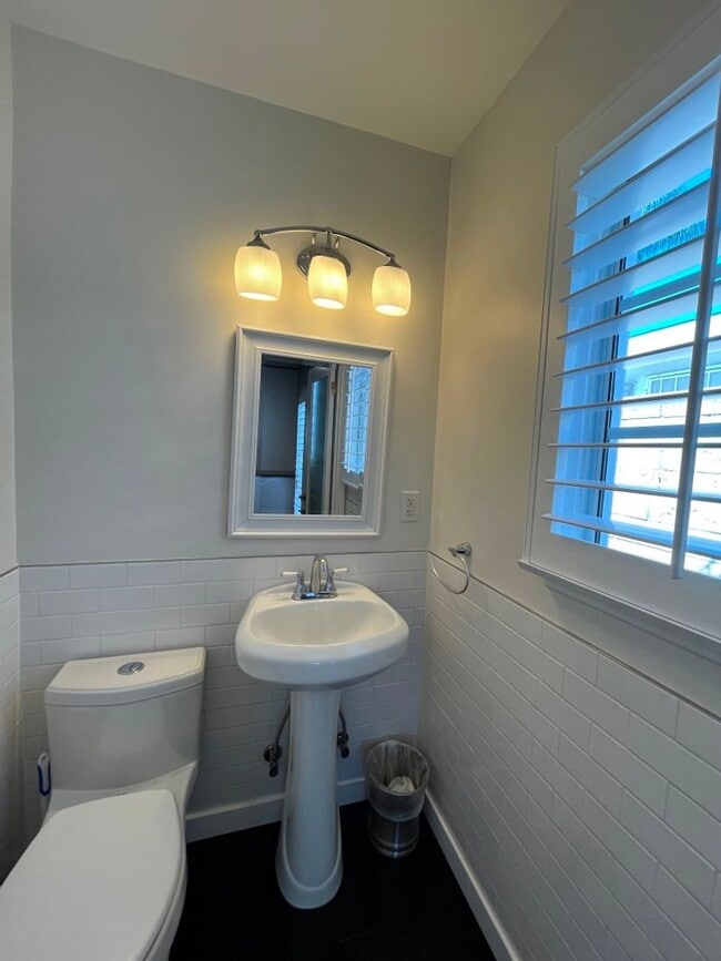 Building Photo - READY FOR MOVE-IN! 3+2.5 w/appliances + great backyard!