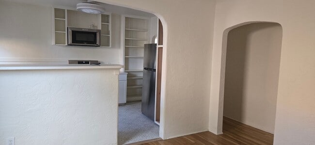 Building Photo - Downtown 2 bedroom apartment in triplex