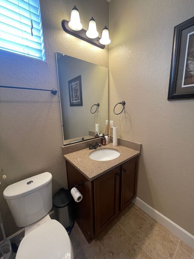 Building Photo - Sprawling Two-Story Home in SE Ft. Collins