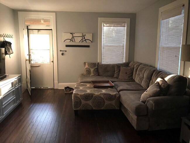Building Photo - 2-bedroom 1st floor apartment for rent in ...
