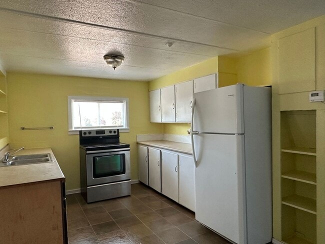 Building Photo - Older 3/1 home in Sutherlin