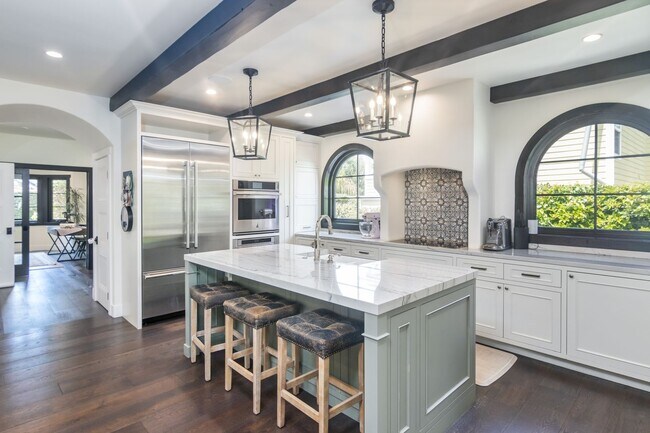 Building Photo - Prime Single Family Home