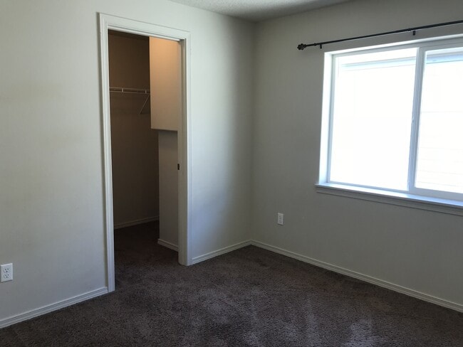 Building Photo - ONE MONTH FREE OF RENT!! Well Maintained, High Ceilings, Bonus Room, Great Location!