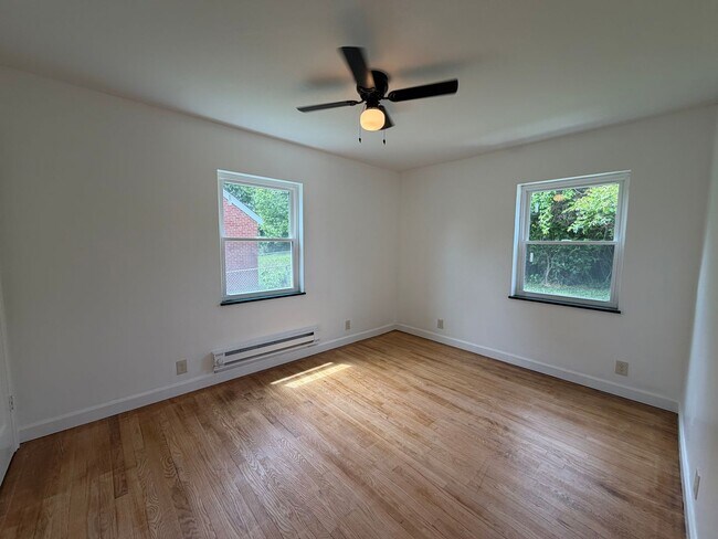 Building Photo - 419 Elm St