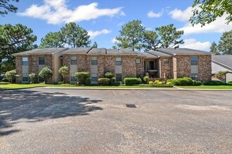 Building Photo - Convenient Grelot Rd Condo