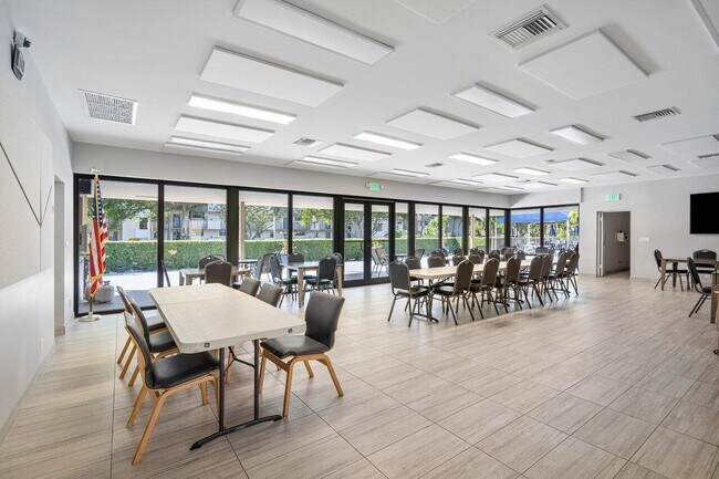 Building Photo - 2420 Deer Creek Country Club Blvd