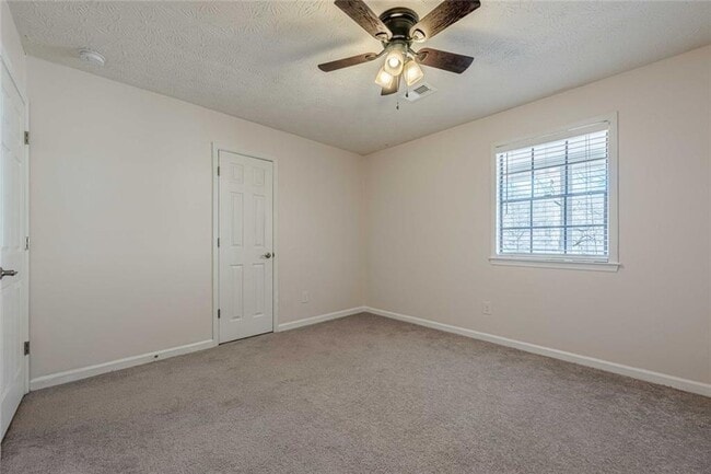 Building Photo - 2491 Redfield Dr