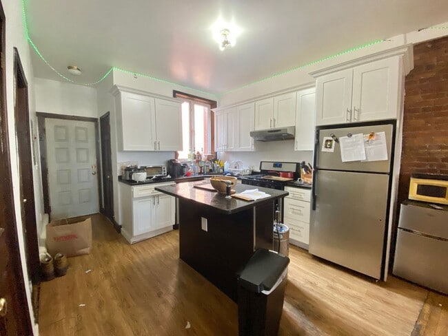 Building Photo - Awesome value four bedroom in Brookline