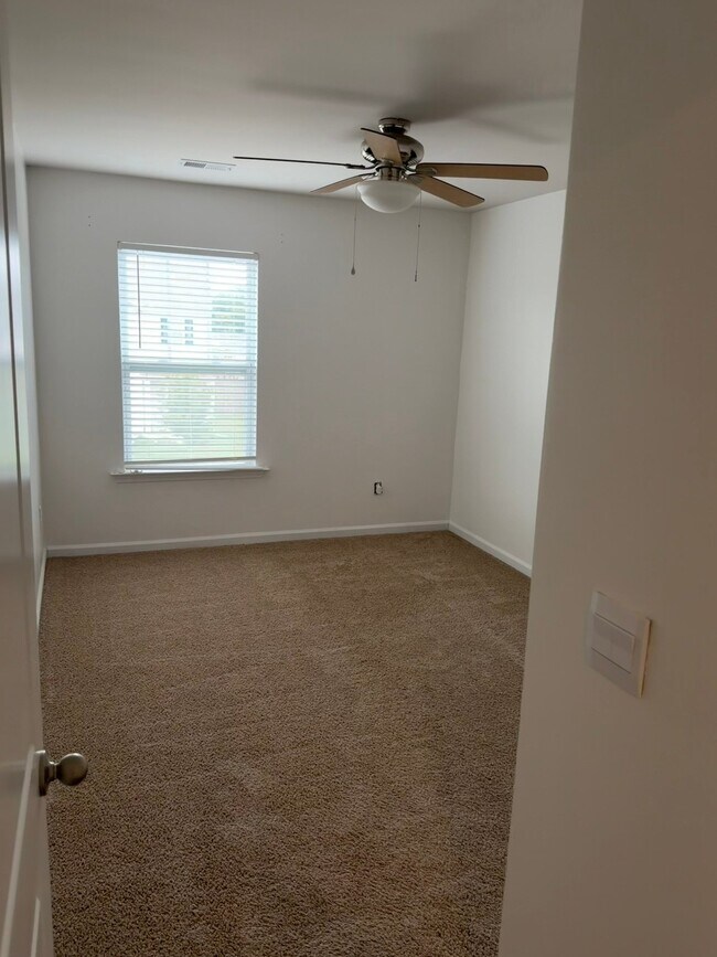 Building Photo - 5033 Pratt Dr