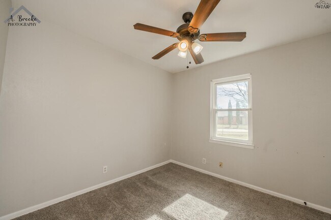 Building Photo - 1400 Phoenix Dr