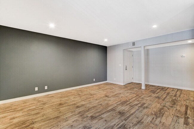 Building Photo - 5240 Indian River Dr