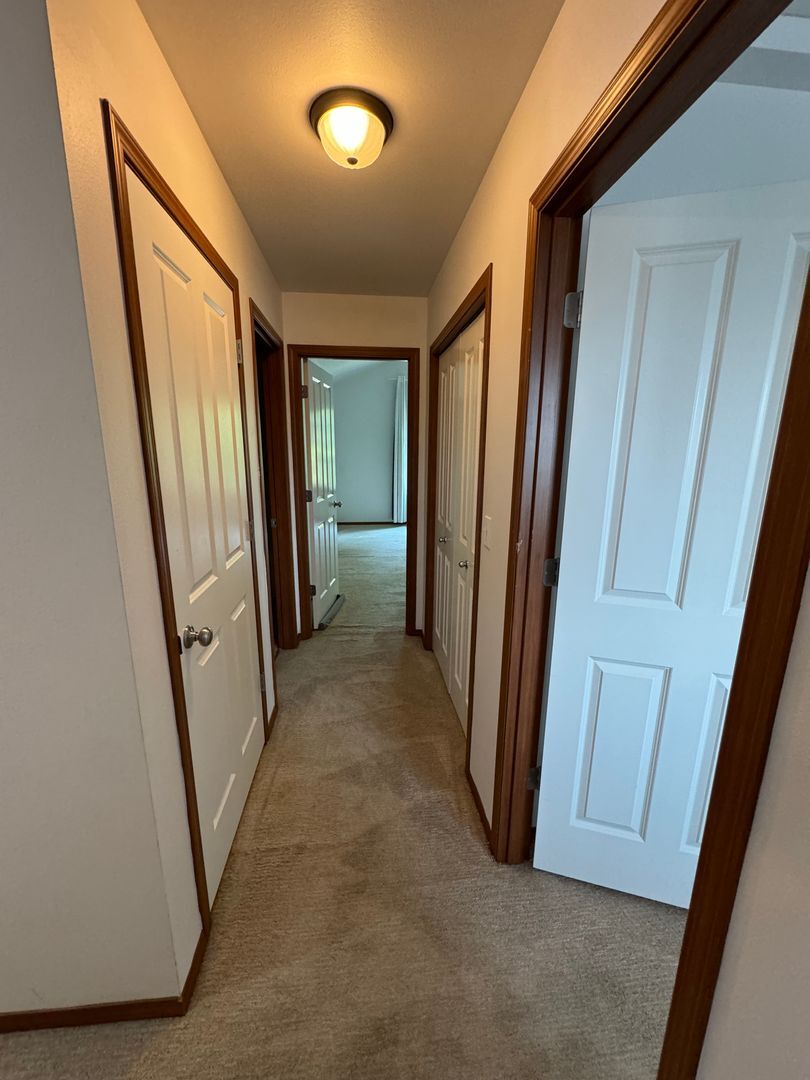 Building Photo - Spacious 3 bed 2.5 Bath Townhome
