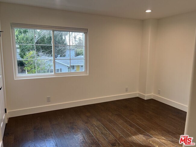 Building Photo - 11485 Moorpark St