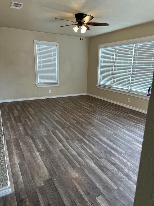 Building Photo - 1711 Doran Dr