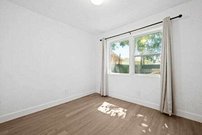 Building Photo - Charming 3-Bedroom Home in Miami - Comfortable Living in a Prime Location