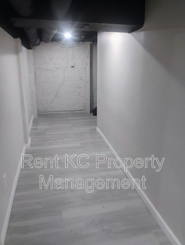 Building Photo - 6021 N Topping Ave