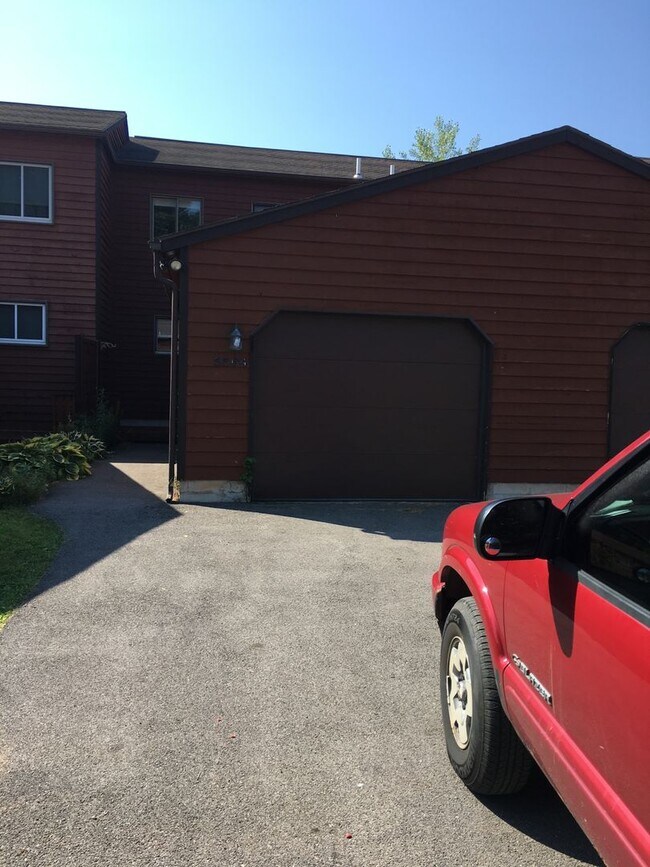 Building Photo - Very Nice 2 Bedroom townhouse with bonus f...