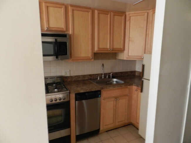 Building Photo - Roomy Bi-Level 2BR/2BA w/ In-Unit W/D in Washington Square West!