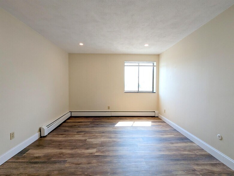 Building Photo - 84 Newbury St