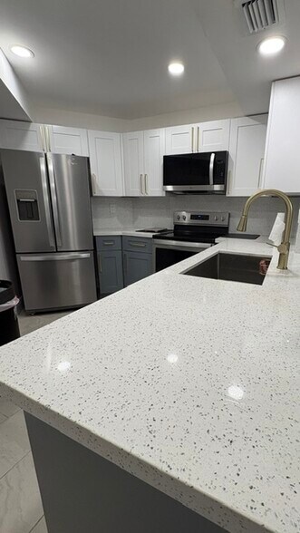 Quartz Countertop - 9429 Fontainebleau Blvd