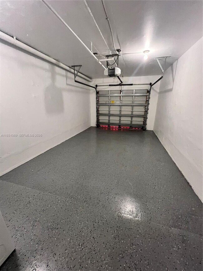 Building Photo - 2021 SE 10th Ave