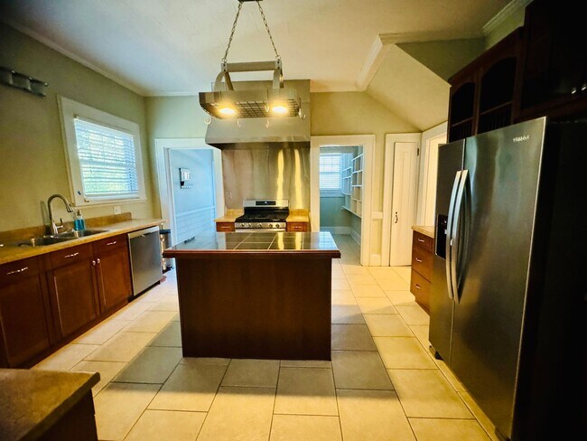 Building Photo - MOVE-IN READY!