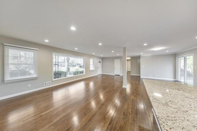 Building Photo - 909 Rosedale Dr
