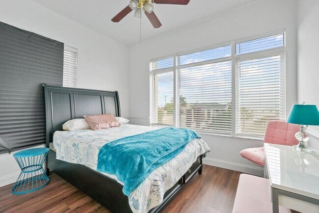 Building Photo - 1200 Town Center Dr