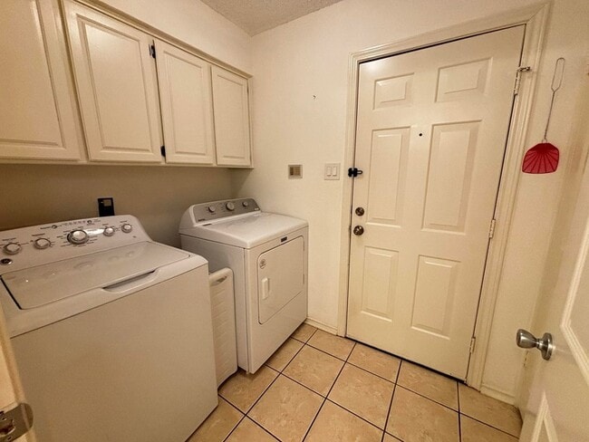 Building Photo - 1205 Olde Towne Dr