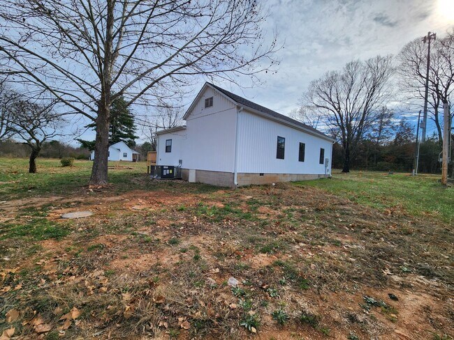 Building Photo - Spacious 3-Bedroom, 2-Bathroom Home AVAILABLE NOW!!