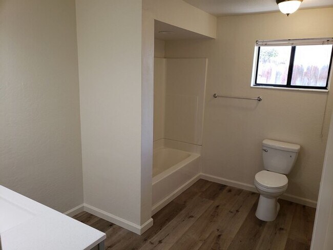 Building Photo - Three Bedroom Home in Midtown District