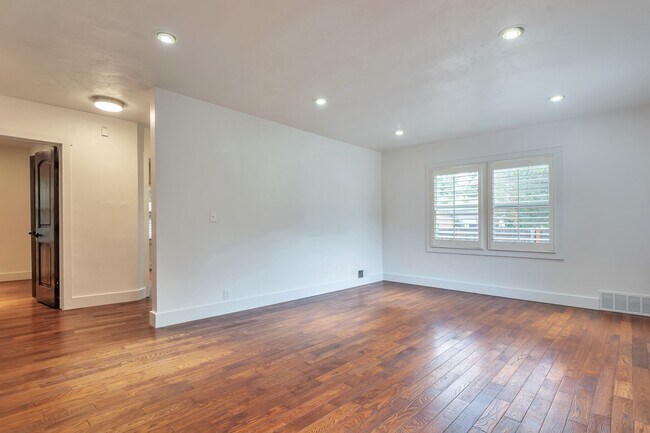 Building Photo - 4858 Viewmont St